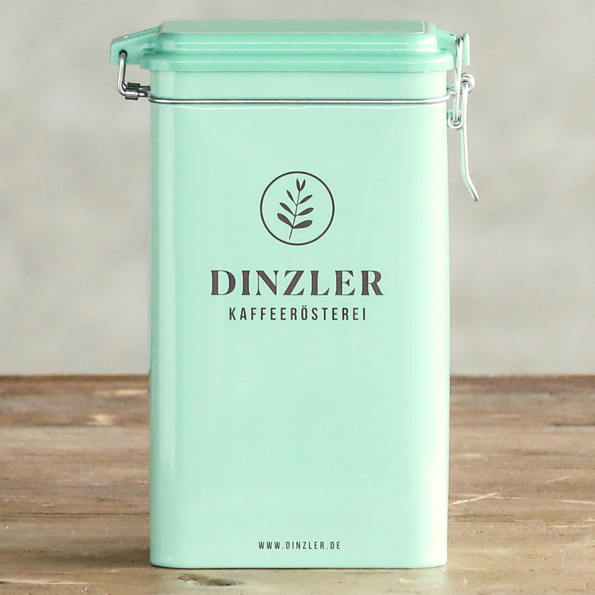 Szenebild Kaffeedose lindgrün mit DINZLER Logo