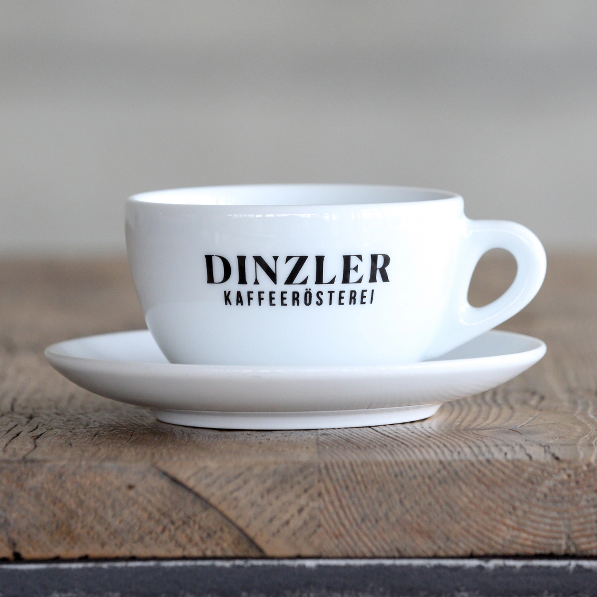 Szenebild Milchkaffeetasse mit DINZLER Logo