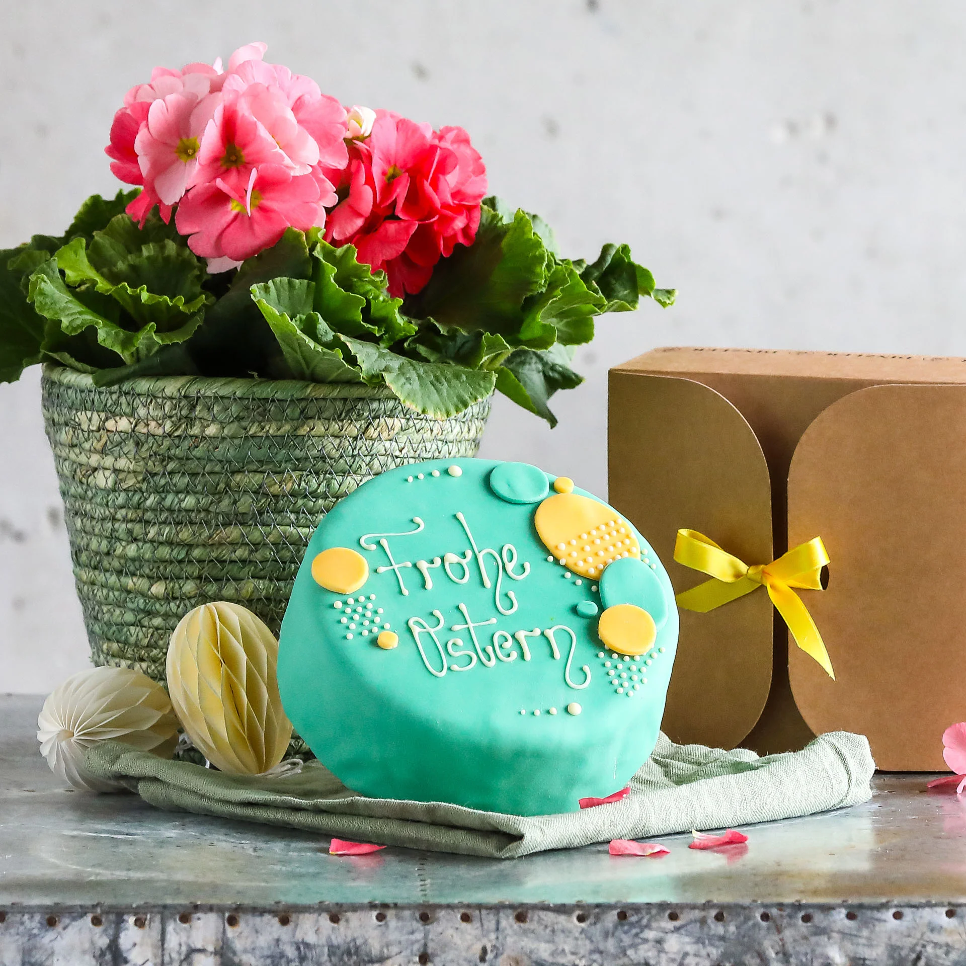 Szenebild DINZLER Ostertorte 2024 450g - Rosmaringanache