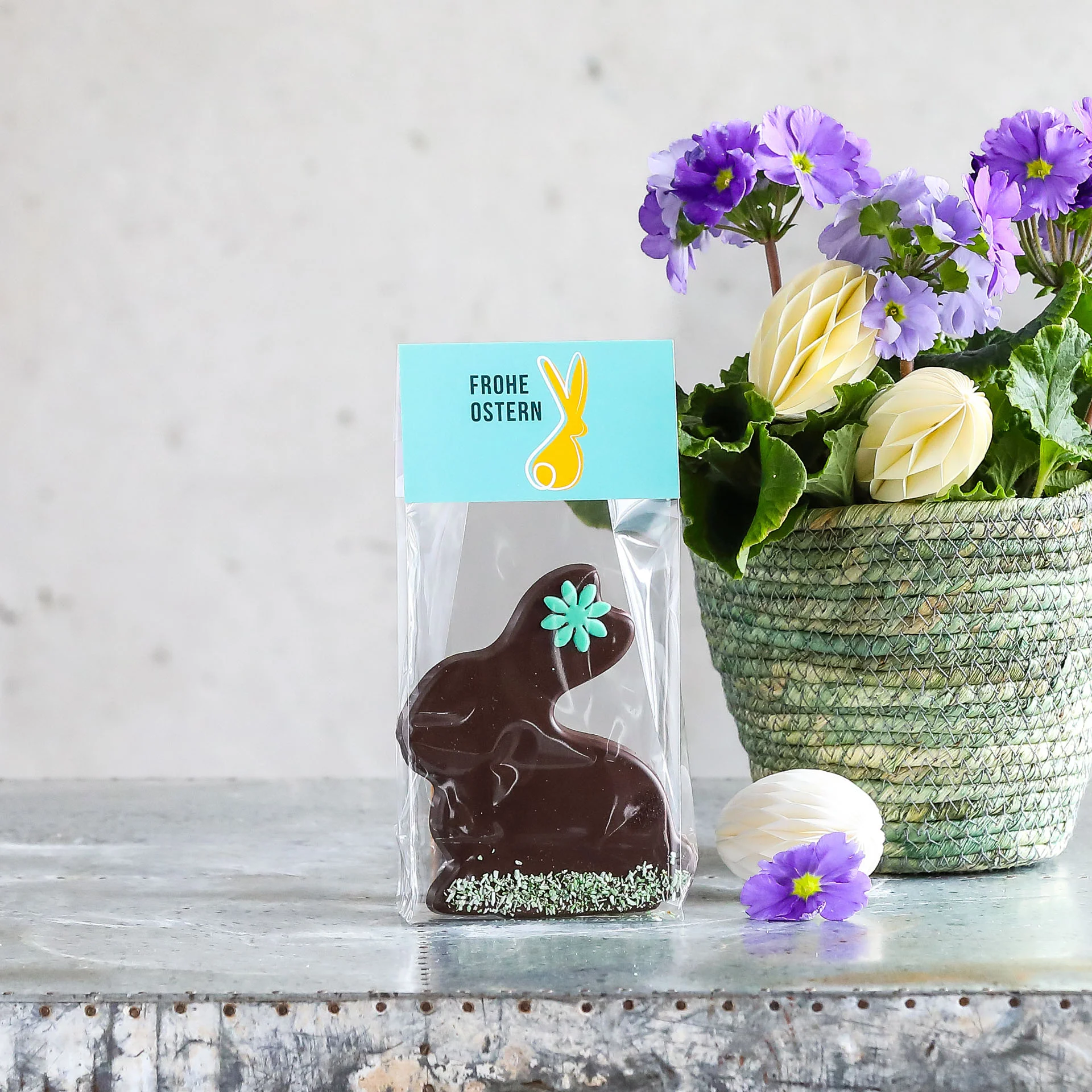 Szenebild DINZLER flacher Schoko Osterhase - zartbitter 100g