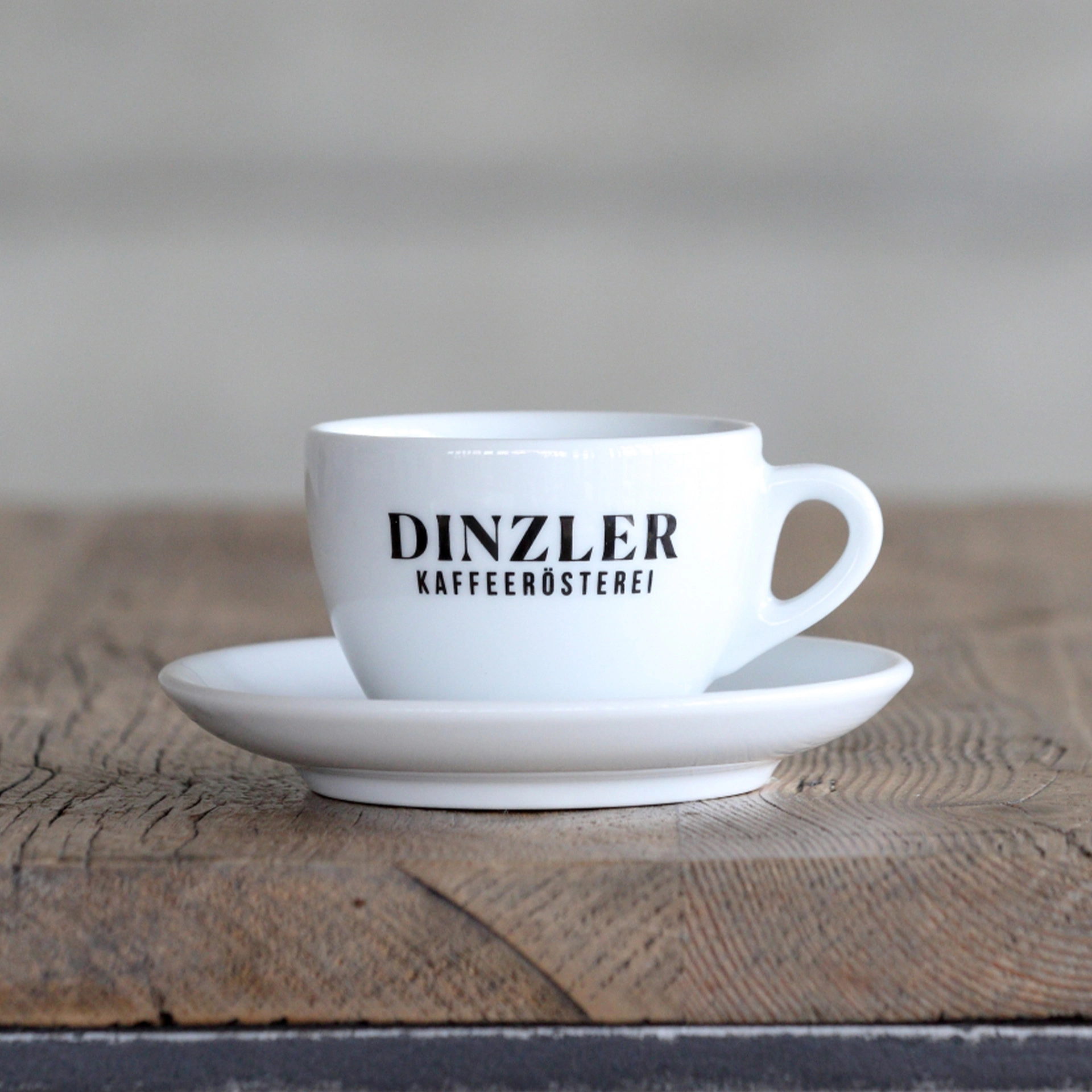 Szenebild Cappuccinotasse mit DINZLER Logo