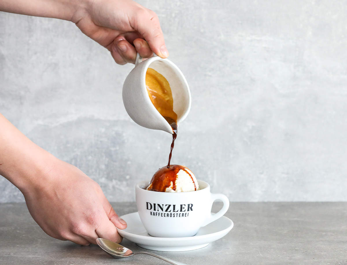 Espresso Affogato wird eingeschenkt